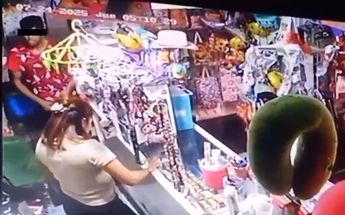 Imágenes del presunto delincuente durante el robo a la tienda de regalos. | Cortesía