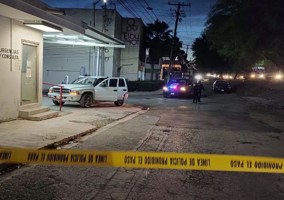 Atacan a balazos a una familia en Juárez, NL; muere un joven