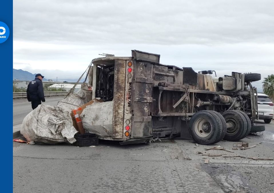 Camión recolector de basura vuelca y afecta vialidad en carretera Monterrey-Colombia. | Agustín Martínez