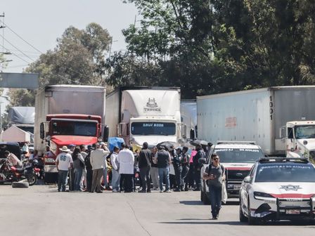 Manifestantes realizan cierre de la autopista México-Puebla / Es Imagen