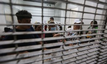 Migrantes en condiciones de hacinamiento. | Jorge Carballo