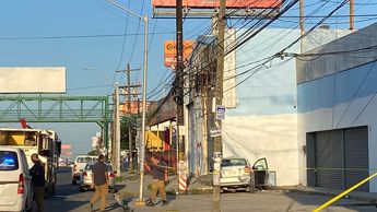 Hombre pierde el control de su vehículo y se impacta contra fachada de establecimiento en Guadalupe.| Edgar Plata