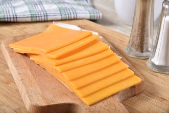 ¿De qué está hecho el queso amarillo que le pones al sándwich?