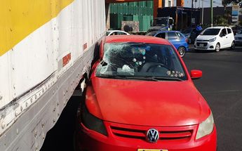 Coche impactado contra tráiler / Juan Carlos Munguía