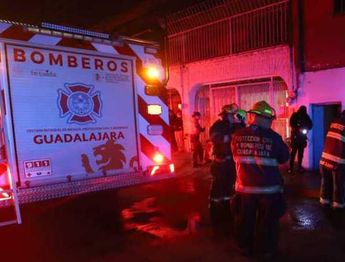 Bomberos removieron escombros para evitar que las llamas se reavivaran. | Roberto Hurtado