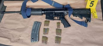Las autoridades encontraron armas largas calibre .223 al interior de los vehículos. | Cortesía