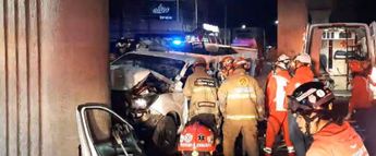 Paramédicos y cuerpos policiacos maniobraron para sacar a uno de los tripulantes que quedó prensado. | Cortesía