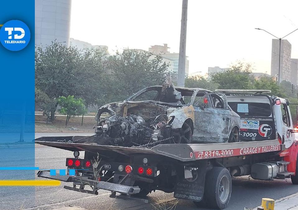 Conductor choca su auto deportivo y termina incendiado en avenida Lázaro Cárdenas. | Leyda Estrada
