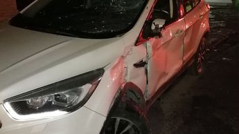 Tras el impacto contra la furgoneta, el conductor de la moto cayó sobre el parabrisas y el pavimento; Tránsito Municipal se hizo cargo del accidente.