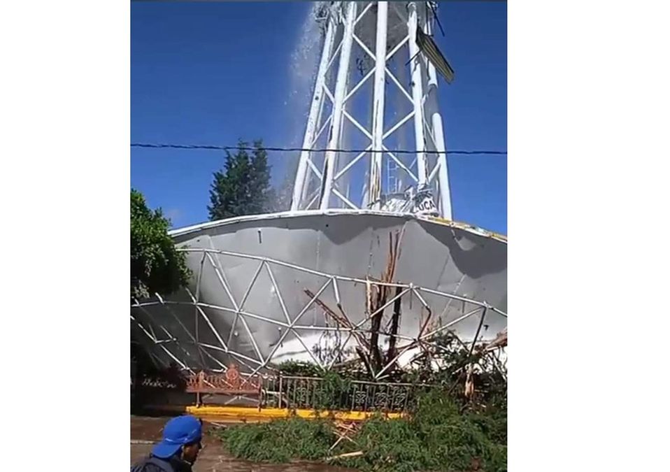 Tanque elevado de agua se derrumba en Texmelucan, Puebla / Jesús Zavala.