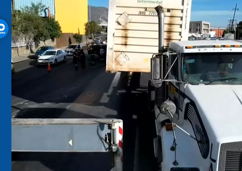 Vuelca caja de trailer y colapsa avenida Nogalar en San Nicolás Marcela Cuevas