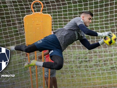 Santiago Mele se prepara ante una posible titularidad en Rayados para el inicio del Apertura 2025 / @RayadosOficial
