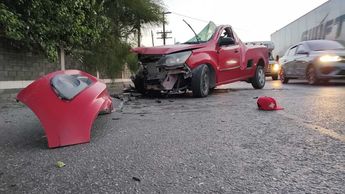 La camioneta tipo pick up quedó destruida tras el incidente. | Agustín Martínez