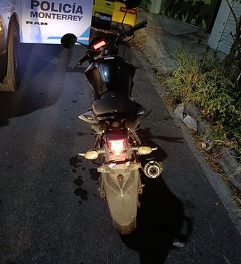 Dos jóvenes fueron detenidos por robar una motocicleta en Monterrey. | Cortesía