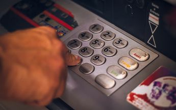 Comisión por retiro del cajero de otro banco / Unsplash
