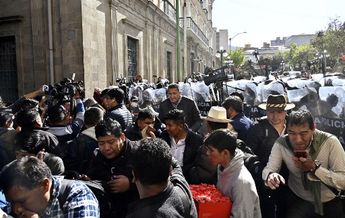 Tropas militares arrojaron gas lacrimógeno a las afueras del Palacio Quemado en la Plaza de Armas de La Paz