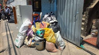 Los presuntos responsables de despojo en Azcapotzalco sacaron cosas de la vivienda en bolsas de plástico. | SSC