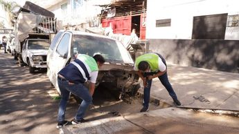 Trabajadores de Movilidad de Guadalajara en el retiro de un vehículo abandonado | Dalia Rojas