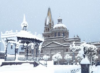 Centro Histórico de Guadalajara bajo la nieve | ChatGPT
