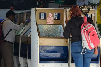 Pese a su prohibición, las máquinas tragamonedas están al alcance de todos al ubicarse en puestos callejeros o establecimientos / Melanie Torres