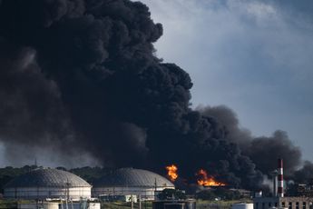 El fuego no pudo ser sofocado pese por la labor de bomberos y especialistas | AP