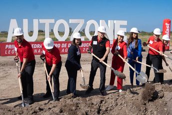 Directivos y autoridades participaron en el inicio de la construcción del complejo logístico en León. (Guillermo Quintero)