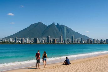 Playa en Monterrey con el Cerro de la Silla de fondo
