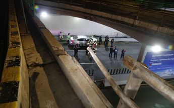 Pareja en su auto cae en Periférico /Enrique Luna