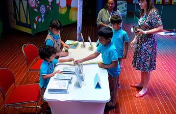 Los hermanos AlDhabi y Saeed firmando autógrafos. Cortesía