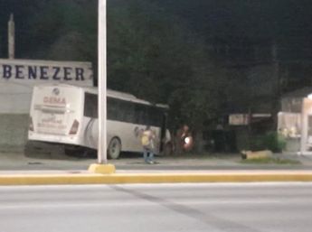 En el video se observa al conductor alejándose del lugar del incidente abandonando el transporte. | Cortesía