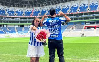 Le piden matrimonio a regia en Estadio BBVA | Cortesía Facebook