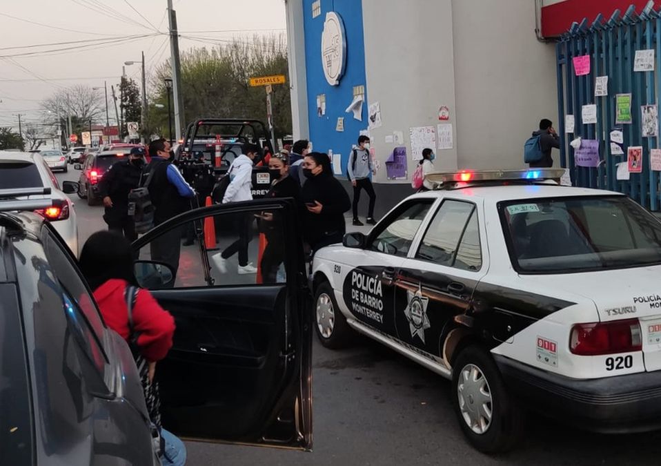 Mantienen seguridad en preparatoria 22 tras supuestas amenazas