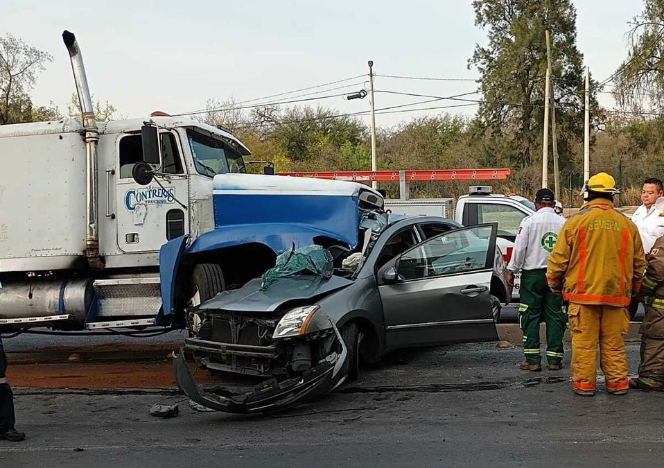 Accidente de auto deja un hombre muerto y otro más lesionado en Guadalupe. / Israel Santacruz