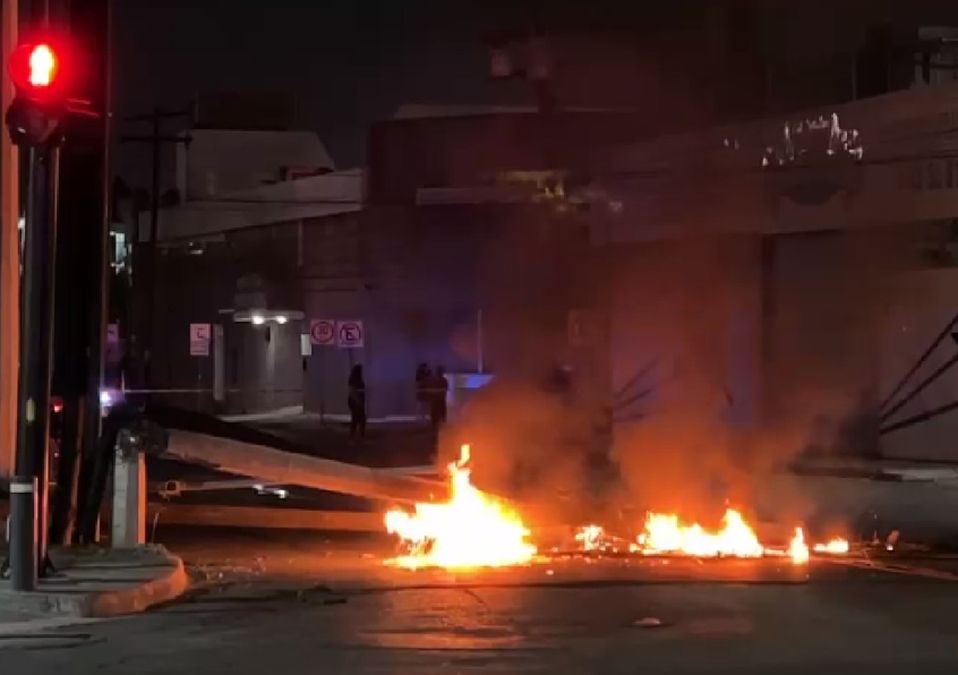 Tráiler derriba postes y provoca incendio de cables en la zona sur de Monterrey. | Especial