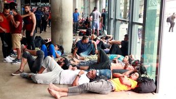 Un grupo de migrantes en la Central de Autobuses de Monterrey. | Archivo