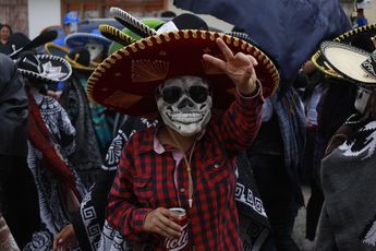 Las mujeres de la colonia Guadalupe Hidalgo se caracterizan de sus difuntos para recordarlos / Andrés Lobato