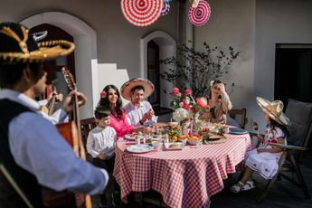 Las compras de bebidas y botanas son parte de la gran fiesta patria en familia y acompañar la cena mexicana. | Pexels