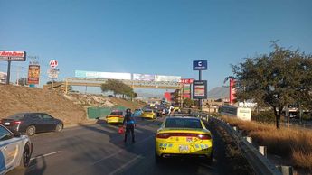 Cuerpos de auxilio auxiliaron a la mujer y retiraron el vehículo de la avenida. | Erik Solheim Rocha