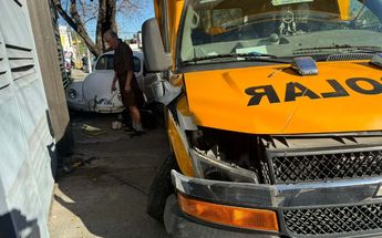 El impacto no solo afectó a las dos viviendas sino también a un vehículo Volkswagen y a una tubería de gas en la zona. | Marcela Cuevas