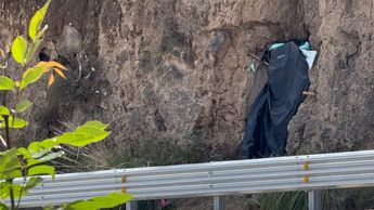 Alfredo, el joven que habita en una grieta del Periférico Ecológico, rechazó el apoyo del DIF estatal para trasladarse a un albergue | Ulises Raziel