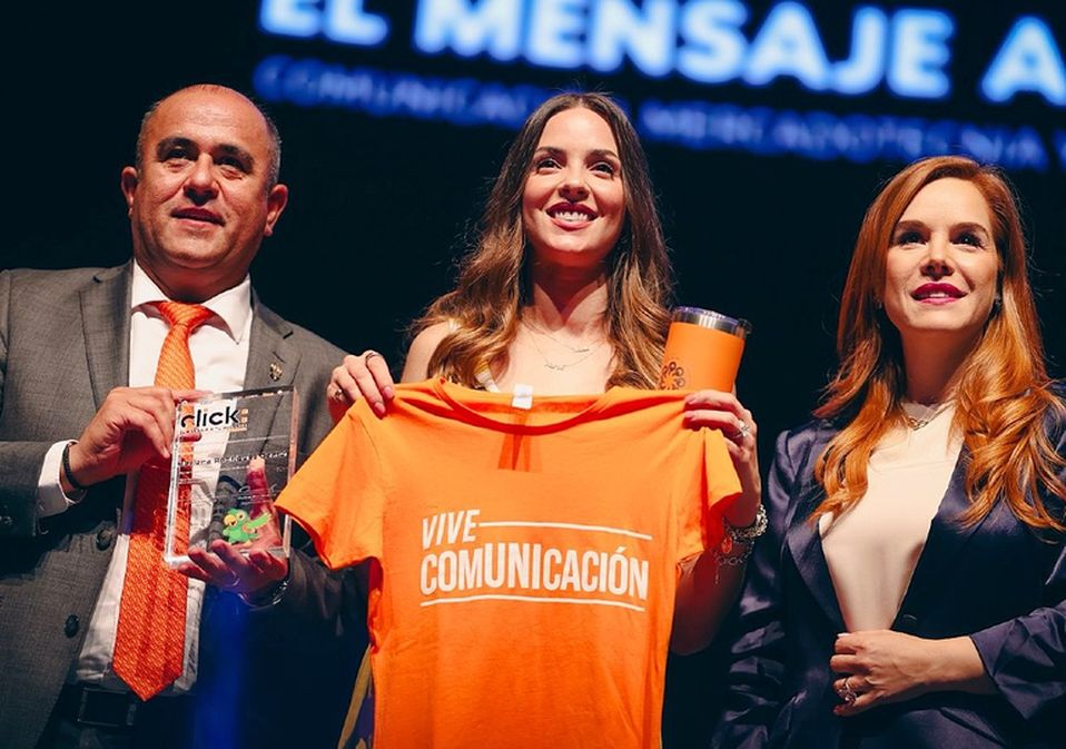 Las autoridades universitarias le entregaron un reconocimiento a Mariana Rodríguez Cantú. | Especial