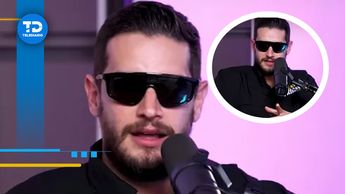 Adrián Marcelo durante su podcast Hermanos de Leche, mientras hablaba de La Casa de los Famosos