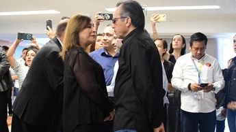 La gobernadora Rocío Nahle y el exgobernador Cuitláhuac García dialogan de cerca durante el funeral de Zenyazen García | Tonatiuth Navarro