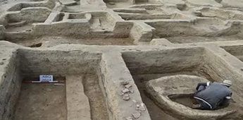Arqueólogos en cuarteles descubiertos