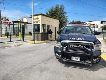 Movilización de autoridades policiacas luego del ataque a balazos al trailero en Apodaca. | Agustín Martínez