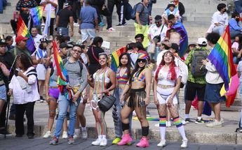 Jóvenes reunidos en el Ángel de la Independencia | Juan Carlos Bautista