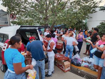 El taquero de Puebla organizó a los comerciantes y llevaron el apoyo a Guerrero / Especial