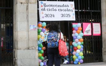 Desde las primeras horas, varias madres y padres esperan la apertura de las puertas de las escuelas | Araceli López