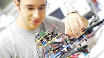 Piden estudiar ingeniería y programación para aplicar a vacantes de Tesla. | Especial