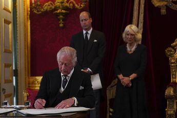 Rey Carlos III firma acta de proclamación | AP